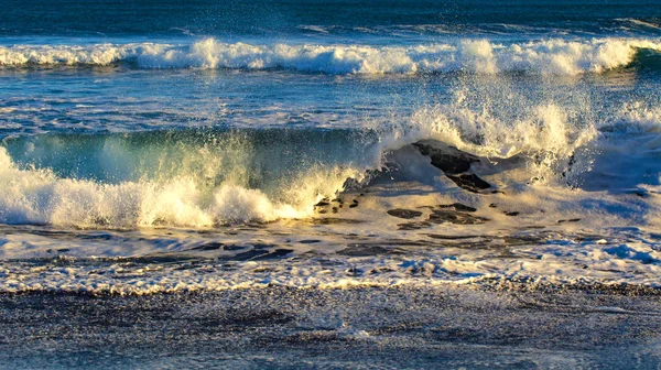 Las olas en el océano Pacífico en la península de Kamchatka — Foto de Stock