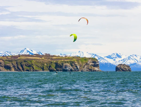 Кайтсерфінг, кайтинга, кайт Surf. Екстремальні спортивні Kitesurf — стокове фото