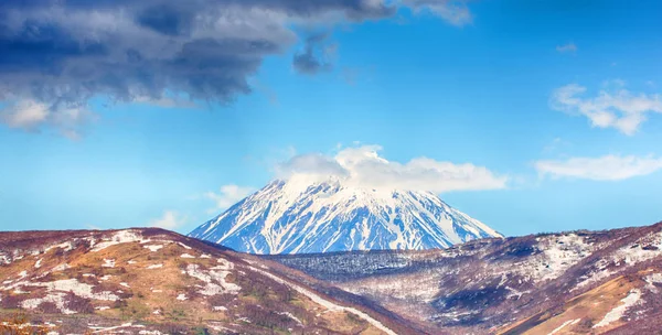 Vista sul vulcano Koryaksky attivo sulla penisola di Kamchatka — Foto Stock