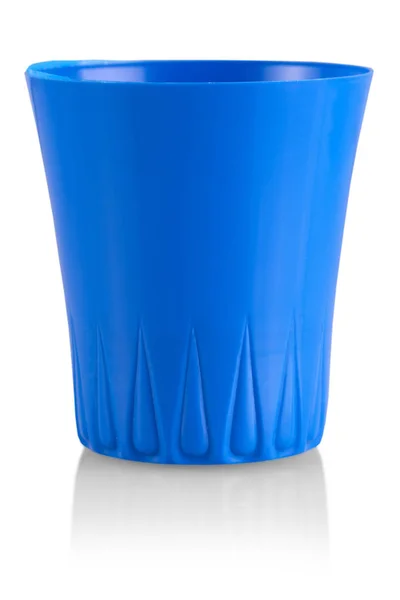 Den blå plast koppen isolerad på vitt med en urklippsbana. — Stockfoto
