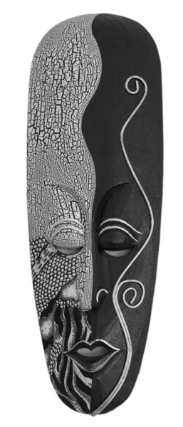 Резная африканская деревянная маска на белом фоне — стоковое фото
