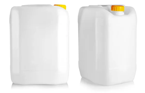 L'emballage blanc gallon en plastique blanc avec bouchon jaune isolat — Photo