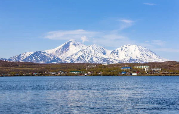 Avachinsky Volcano tornyok a város felett a Petropavlovsk-Kamchat Stock Kép