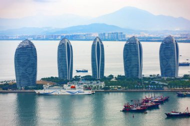 Sanya şehir ve Dadonghai körfezinin havadan görünümü 