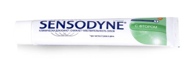 beyaz arka planda sensodyne Pronamel diş macunu tüp.