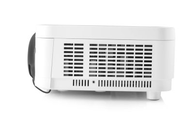 Beyaz multimedya projektörü beyaz arkaplanda izole edildi