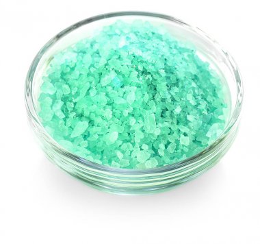 Yeşil banyo tuzu beyaz arka plan üzerinde izole