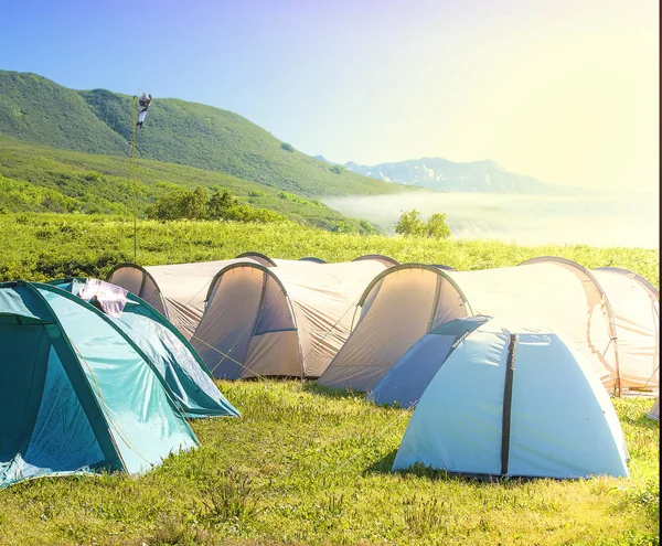 Tienda de campaña en el camping en el parque nacional . — Foto de Stock