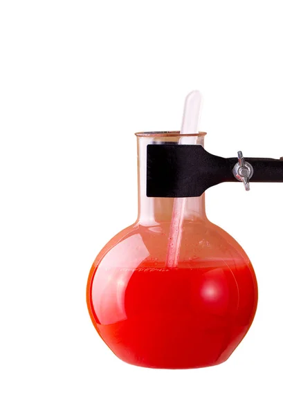 白い背景に赤い液体が付いているテストフラスコ — ストック写真