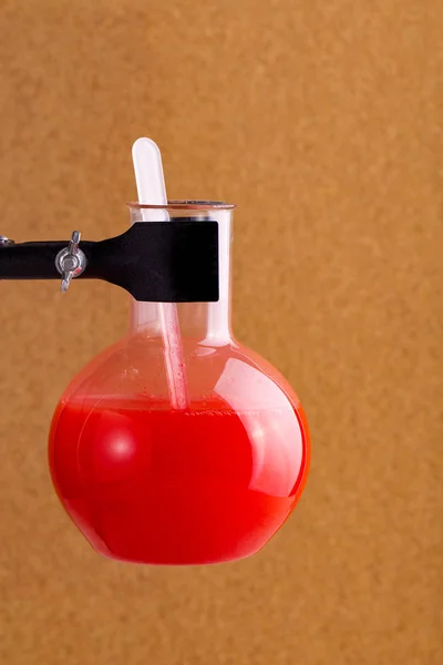 木製の背景に赤い液体が付いているテストフラスコ — ストック写真