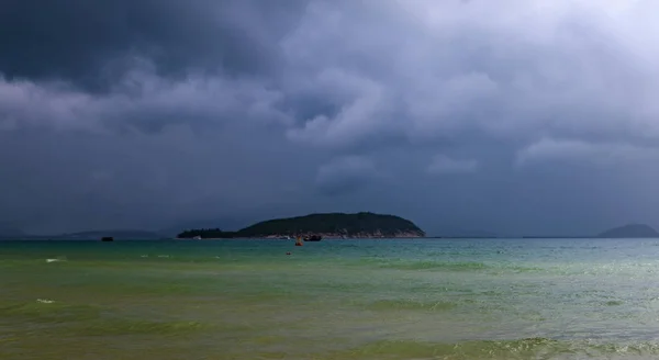 Deniz üzerinde dramatik karanlık bulutlu gökyüzü, doğal fotoğraf arka plan — Stok fotoğraf
