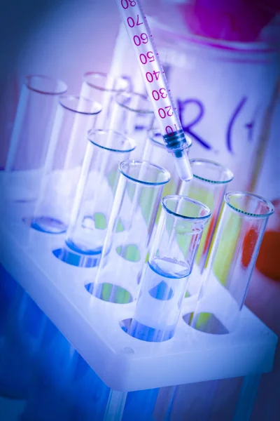 Le provette e le fiaschette con liquido colorato in laboratorio — Foto Stock