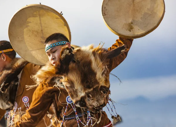 Actuación del conjunto folclórico en el vestido de los pueblos indígenas de Kamch —  Fotos de Stock