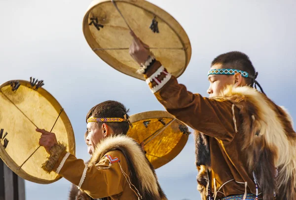 Kamch の先住民の衣装で民俗アンサンブル演奏 — ストック写真
