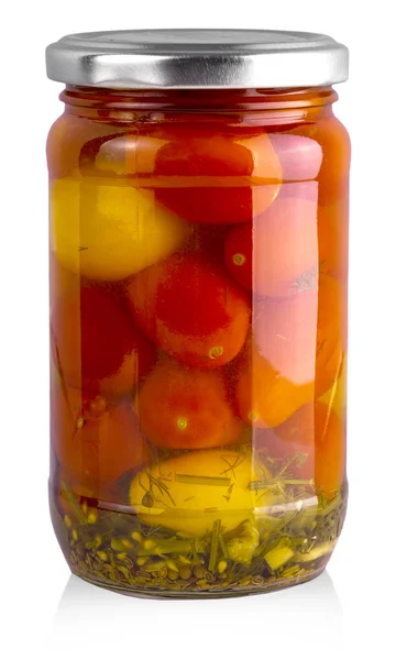 Die eingelegte rote und gelbe Tomate im Glas isoliert auf weißem Ba — Stockfoto
