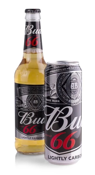 Beyaz arka planda bir şişe Bud birası, Amerikan tarzı bir dostum. — Stok fotoğraf