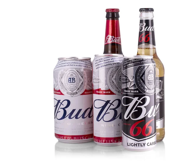 Beyaz arka planda Bud bira şişeleri, Amerikan tarzı bir pa — Stok fotoğraf