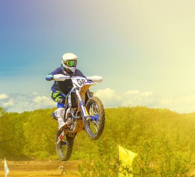 Motokros biniciler bir s kendi kir bisiklet üzerinde hile uygulama
