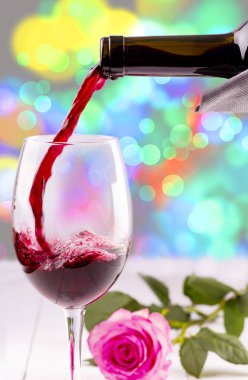 Kırmızı şarap sıçrayan ve beyaz masada yükseldi