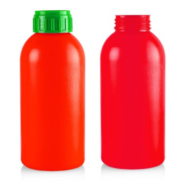 Beyaz arka planda izole kırmızı plastik şişe