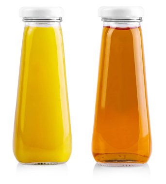 Beyaz izole elma ve portakal suyu küçük şişeler 