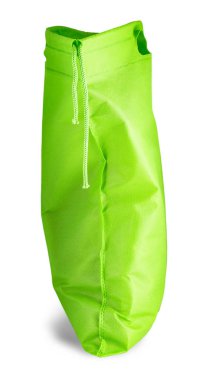 Beyaz arka planda izole yeşil bez çanta