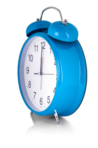 Το μπλε ξυπνητήρι σε λευκό φόντο. μια λευκή κλήση αφύπνισης — Φωτογραφία Αρχείου