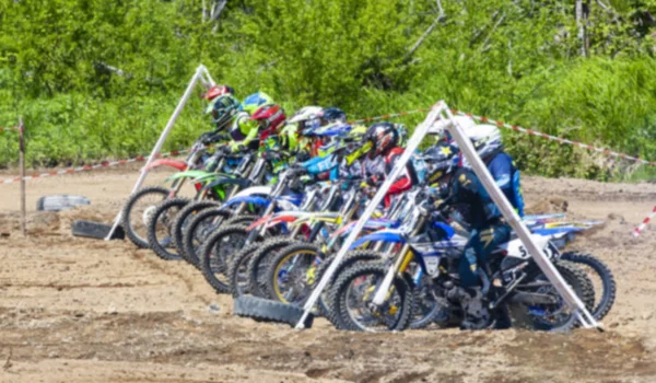 Motocross lovasok gyakorlatban trükkök a szennyeződés kerékpárok egy napsütéses — Stock Fotó