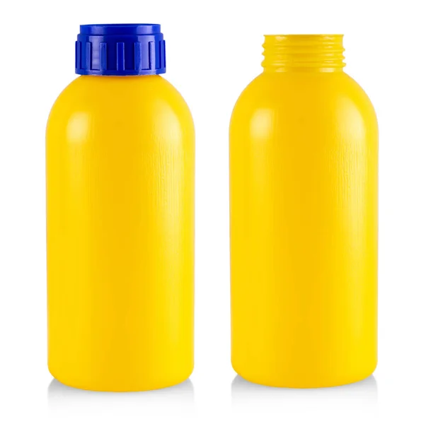Желтая пластиковая бутылка на белом фоне — стоковое фото