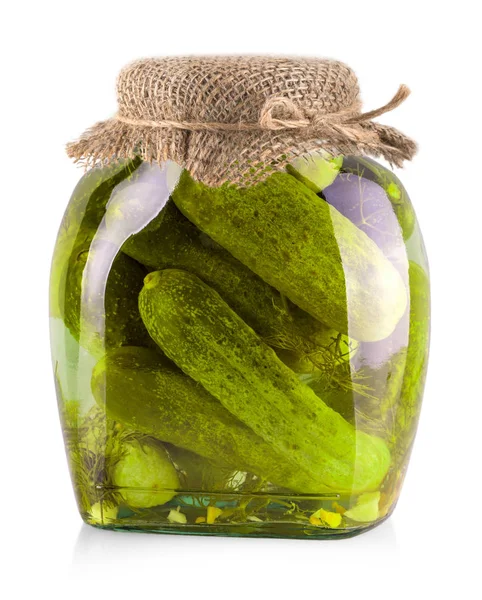 De pot van ingeblikte komkommers geïsoleerd op witte achtergrond — Stockfoto