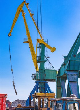 Limanda çok fazla metal bulunan Hurda metal vinç