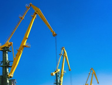 Limanda çok fazla metal bulunan Hurda metal vinç