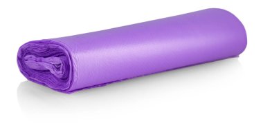 Beyaz arka plan üzerinde izole plastik çöp torbaları Violet rulo