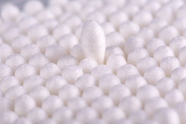 Pembe arka plan üzerinde pamuk tomurcukları yuvarlak paketi yukarıdan görünümü.