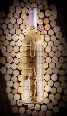 Şarap mantarları üzerinde hafif şarap şişesi