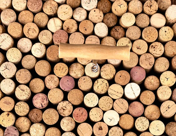 El sacacorchos y el corcho de vino como fondo — Foto de Stock