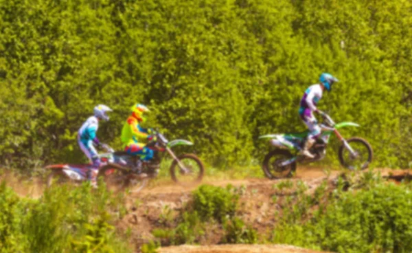 Blure View op motorcross Riders Oefen trucs op hun Dirt fietsen op een zonnige dag — Stockfoto