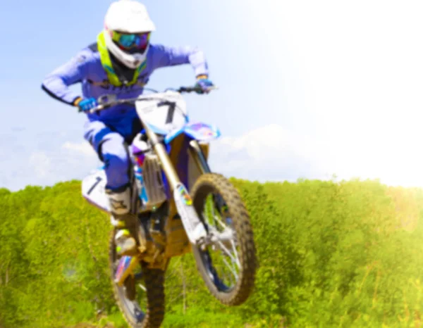 L'image floue du motocycliste pendant la course de motocross — Photo