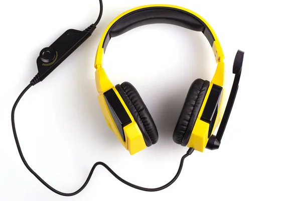 Beyaz arka planda yalıtılmış mikrofona sahip sarı kulaklıklar — Stok fotoğraf