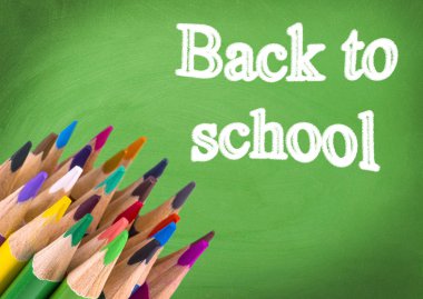 Yazıt ve kalemler ile okul yeşil ahşap plak