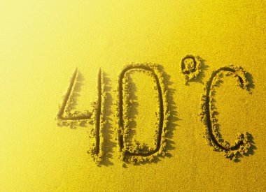 plajda sıcak kum üzerinde 40-derece ısı yazıt