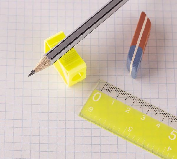 Cetvel ile kalem kalemtıraş ve silgi ile kalemler izole