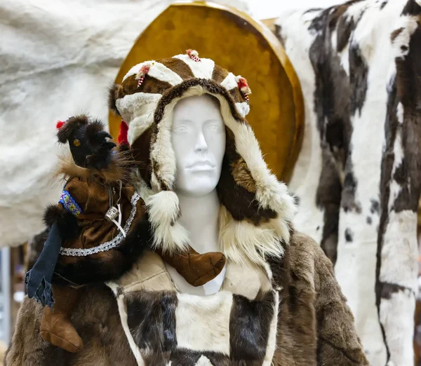 El vestido tradicional Koryak en la exposición sobre maniquí — Foto de Stock