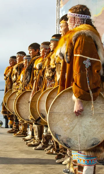 身着堪察加半岛土著人民服装的民间合唱表演. — 图库照片