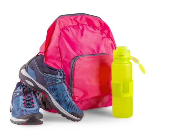 一双蓝色女鞋在粉红色背包和运动瓶为白色水 — 图库照片