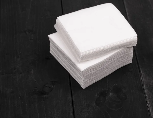 Серветки з білого паперу на дерев'яному фоні — стокове фото