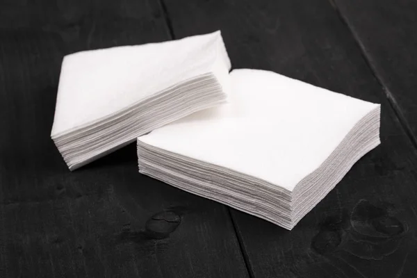 Серветки з білого паперу на дерев'яному фоні — стокове фото