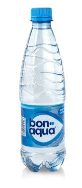İçme suyu Bon Aqua beyaz arka planda izole plastik bir şişe