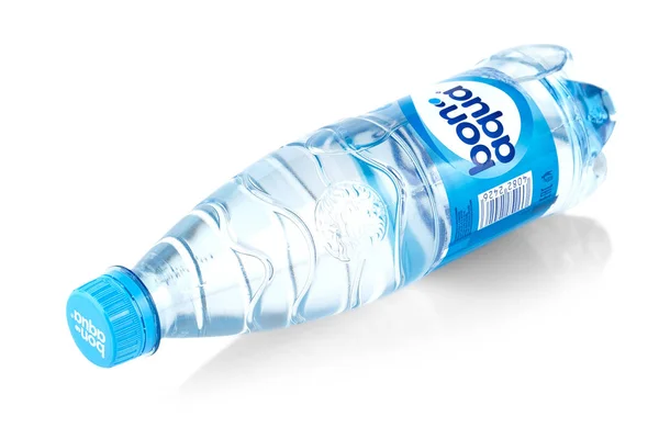 흰색 바에 고립 된 플라스틱 병에 마시는 물 본 아쿠아 — 스톡 사진