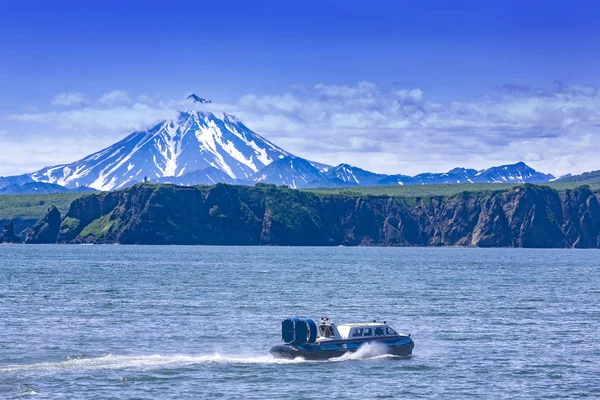 O Hovercraft no oceano de Pasific na península de kamchatka no ba — Fotografia de Stock